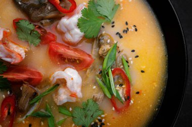 Karides, mantar ve sebzeli Miso çorbası.