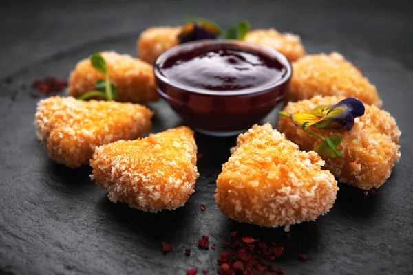 Gebratene Käse Nuggets Mit Beerensauce Auf Dunklem Hintergrund — Stockfoto