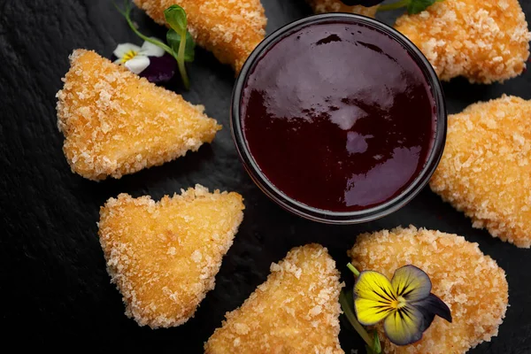 Nuggets Queso Frito Con Salsa Bayas Sobre Fondo Oscuro —  Fotos de Stock