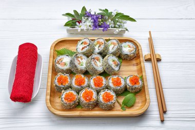 Sushi ahşap arka planda zencefil ve wasabi ile hazırlanır.