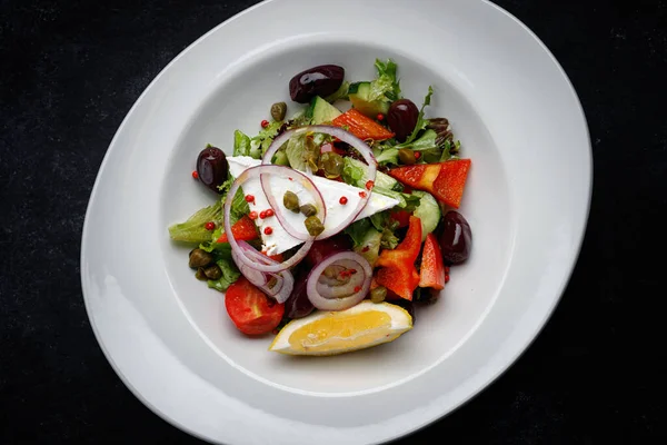 Греческий Салат Овощами Оливками Сыром Тёмном Фоне — стоковое фото