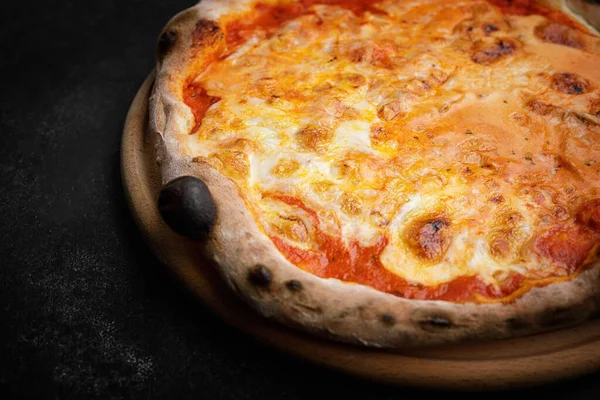 Pizza Horno Con Queso Tomates Sobre Fondo Oscuro —  Fotos de Stock