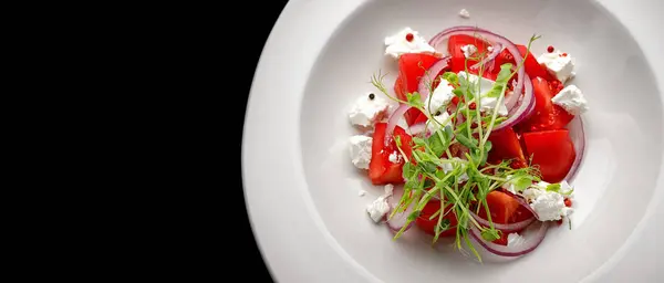 Salat Mit Tomaten Kräutern Und Käse Auf Einem Teller — Stockfoto
