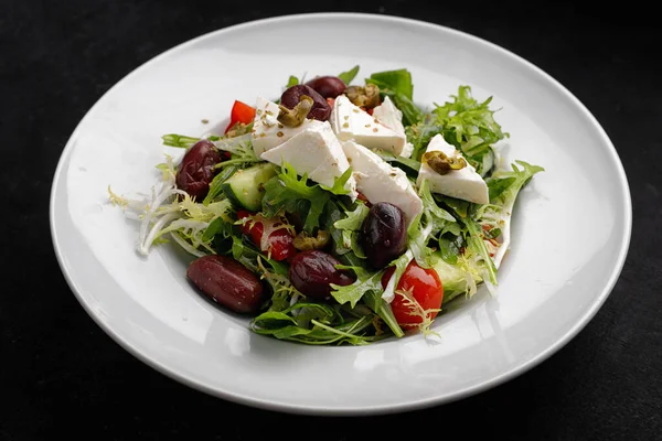 Salada Grega Com Verduras Uma Chapa Contexto Escuro — Fotografia de Stock