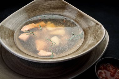 Baharatlı soslu somon kulakları, koyu arkaplanda.