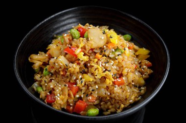 Sebzeli ve soya soslu kızarmış pilav, koyu arkaplanda. Panasia