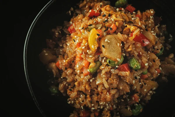 Nasi Goreng Dengan Sayuran Dan Kecap Dengan Latar Belakang Gelap — Stok Foto