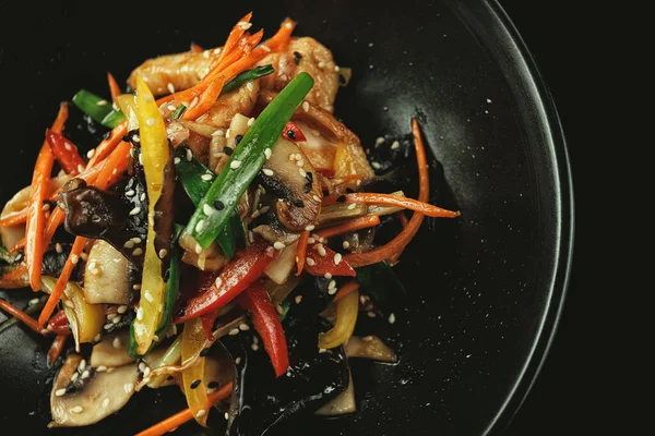 中国风格的鸡肉 蘑菇和蔬菜 在黑暗的背景 安乐死 — 图库照片