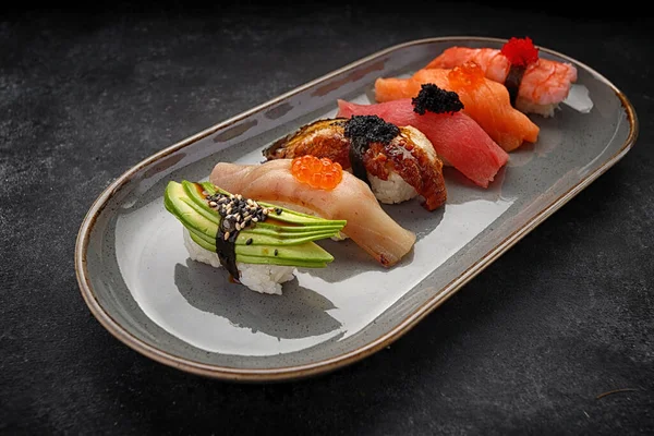 Surtido Sushi Nigiri Plato Hormigón Oscuro Vista Superior —  Fotos de Stock