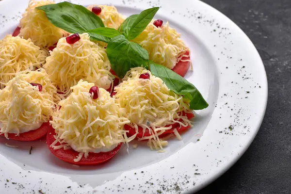 Pomodori Affettati Con Formaggio Maionese Piatto Uno Sfondo Scuro — Foto Stock