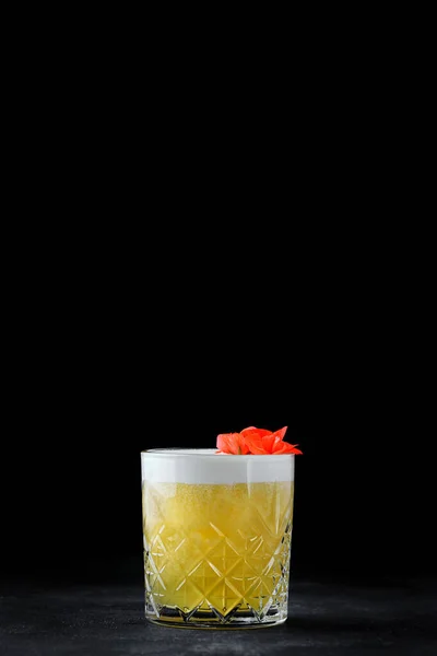 Mango Glæde Whisky Cocktail Gammeldags Glas Mørk Beton - Stock-foto
