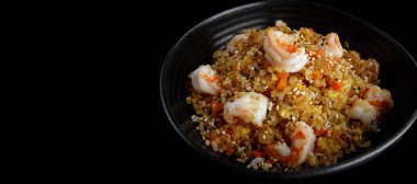 Koyu arkaplanda karides ve susamlı kızarmış pirinç. Panasia