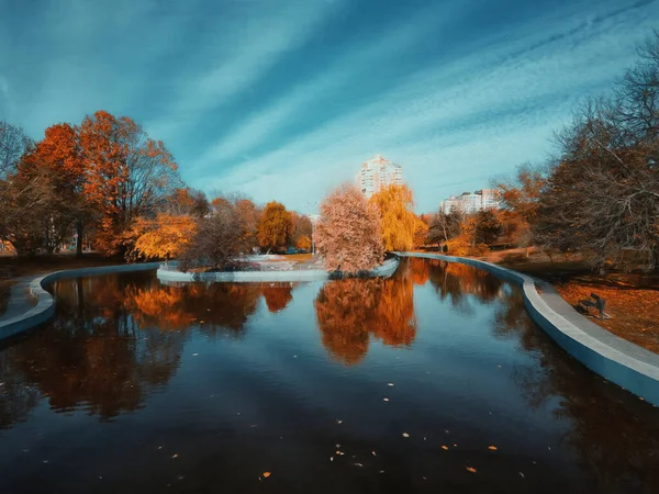 白い雲と秋の都市公園 池と青空 イラスト — ストック写真