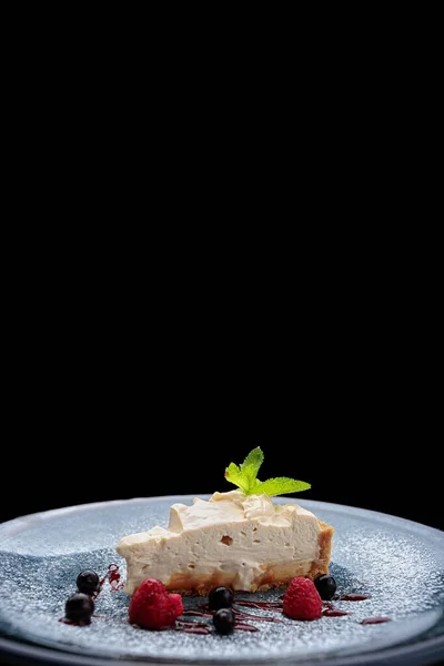 Ein Stück Kuchen Mit Beeren Und Minze Auf Schwarzem Hintergrund — Stockfoto