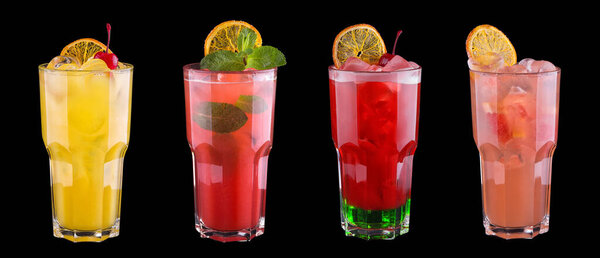 Безалкогольные коктейли разных цветов с мятой, вишней и льдом. Изолированный на черном