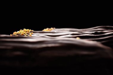 Koyu arkaplanda kremalı ve fındıklı ekler.