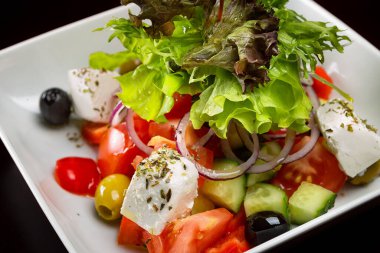 Peynirli, sebzeli ve zeytinli Yunan salatası.