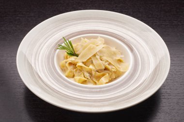 Peynirli ve tereyağlı makarna