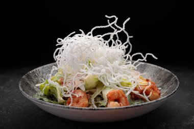 Izgara karides, peynir ve bıldırcın yumurtalı salata.