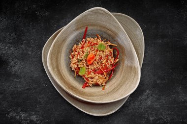 Biber ve susamlı pilav pilavı, koyu olsun.