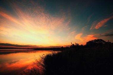 Nehir kıyısında inanılmaz güzel bir gün doğumu