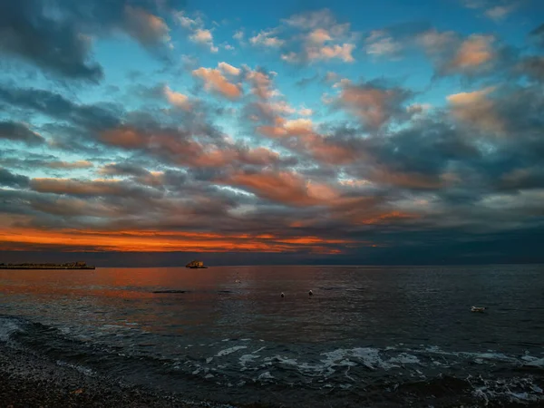 Puesta Sol Orilla Del Mar Con Nubes Color Rojo Anaranjado — Foto de Stock