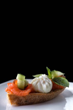 bruschetta with salmon, cucumber and fried egg