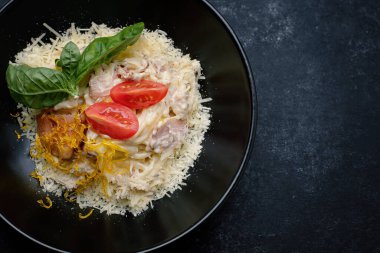 pastırmalı, domatesli, peynirli, koyu betonda makarna.