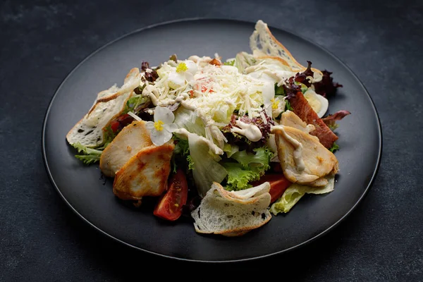 Caesar Salat Mit Huhn Vor Dunklem Hintergrund — Stockfoto