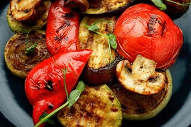 Fırında sebze, domates, patlıcan, kabak, tatlı biber ve mantar.