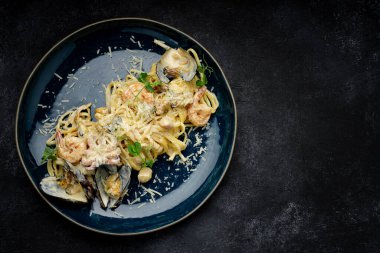 Deniz mahsullü spagetti, midye, soslu karides ahtapotu.