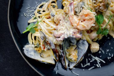 Deniz mahsullü spagetti, midye, soslu karides ahtapotu.