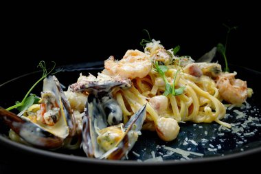 Deniz mahsullü spagetti, midye, soslu karides ahtapotu.