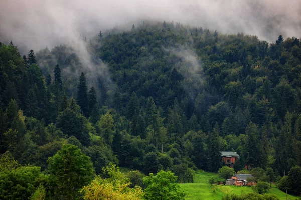 Paysage Mystique Petites Maisons Sous Montagne Forêt Brouillard — Photo