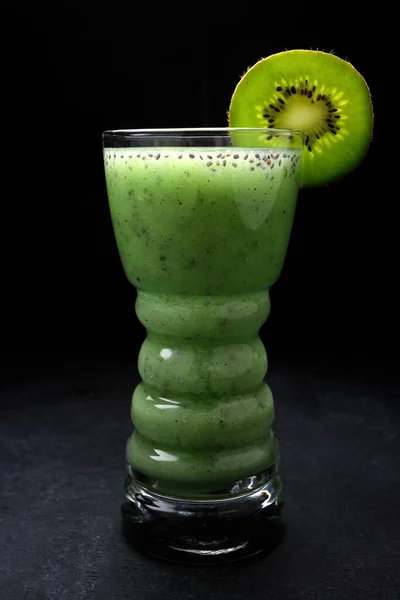 Kiwi Smoothies Glas Auf Dunklem Hintergrund — Stockfoto