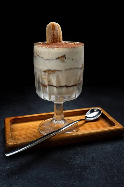Muzlu tiramisu, çikolatalı, bardakta, siyah arka planda.