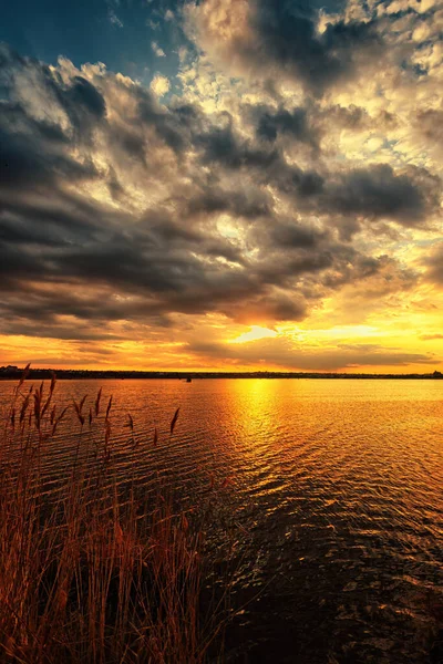 Beautiful Lakeside Sunset Dramatic Sky Clouds Warm Colors — Foto Stock