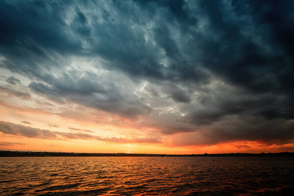 Рассвет на берегу озера. с красивыми облаками