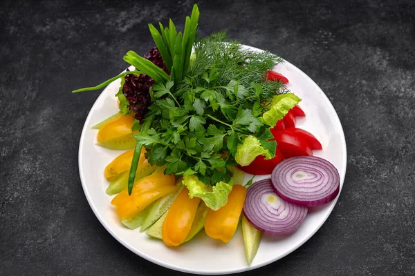 Nakrájená Čerstvá Zelenina Rajčata Cibule Papriky Okurky Bylinky Cibule Kopr — Stock fotografie