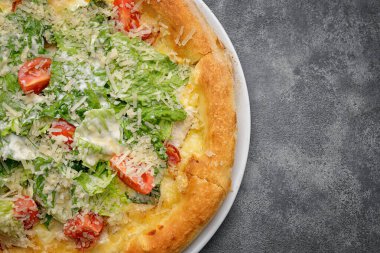 Geleneksel Sezar pizzası köy tahtasında sergileniyor.