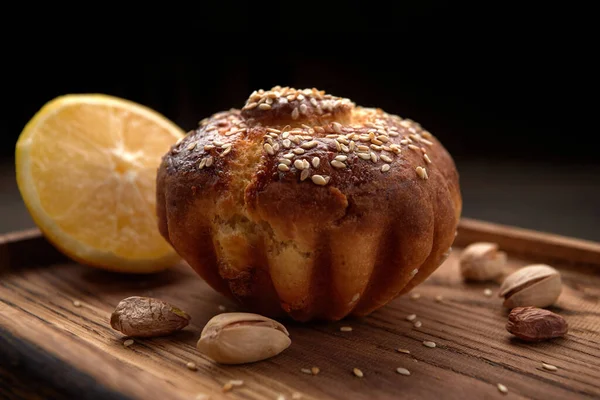 Guldbrun Citron Tårta Med Sesame Crumble — Stockfoto