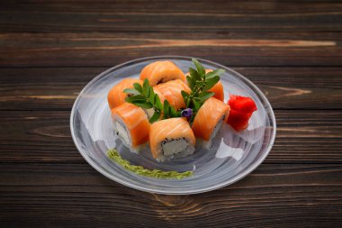 Wasabi 'li lezzetli suşi ruloları ve çubuklu zencefil.