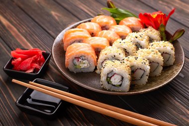 Geleneksel eşliklerle nefis suşi sarmaları, wasabi ve zencefilli.