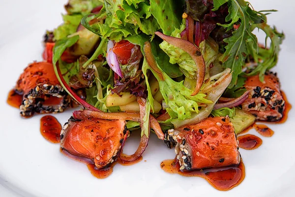 Stock image Japanese-inspired teriyaki salmon salad with sesame seeds