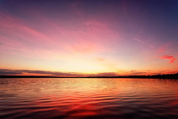ピンク色の雲と夢のような湖の穏やかな海を魅了 — ストック写真