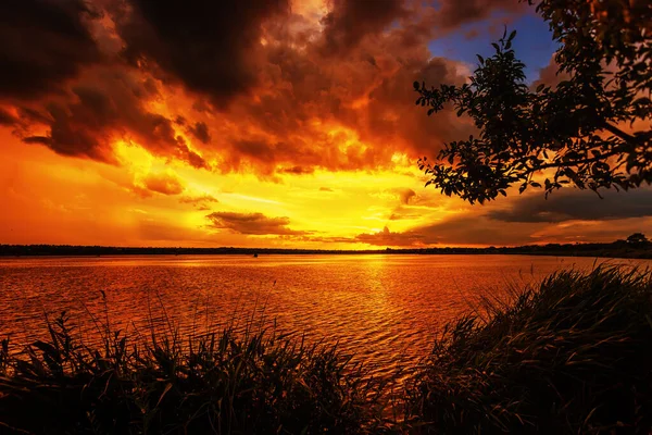 Majestic Lake Sunset Com Cores Vibrantes Nuvens Dramáticas — Fotografia de Stock