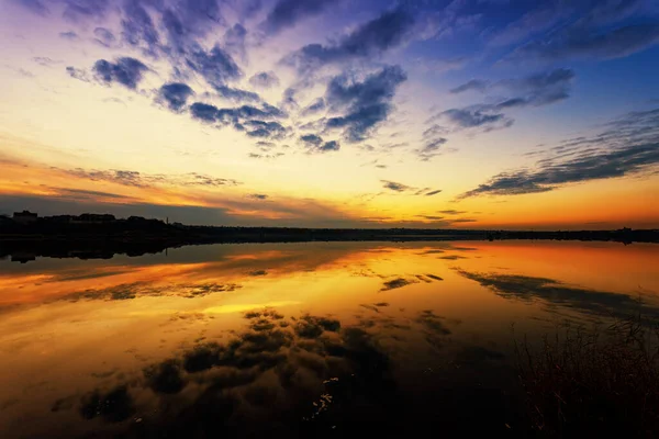 Majestátní Západ Slunce Jezera Ohromujícími Odrazy Oblohy Vodě — Stock fotografie