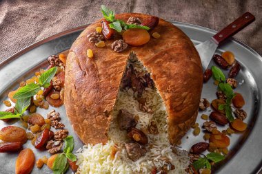 Altın Kuru Üzümlü Aromatik Şah Pilaf, Kurutulmuş Kayısı ve Ceviz