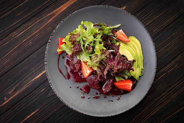 Ensalada Salada Con Hígado Aguacate Fresas Jugosas Verduras Crujientes —  Fotos de Stock
