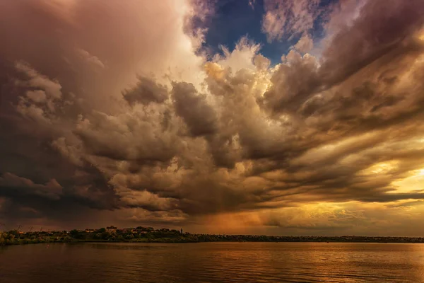 Légköri Naplemente Felhők Távoli Esőzések Felett — Stock Fotó